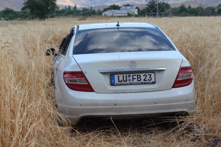 Kamyonla Çarpışan Otomobil Tarlaya Uçtu: 5 Yaralı