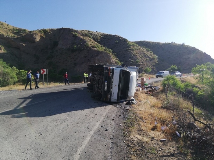 Freni Tutmayan Kamyonet Devrildi