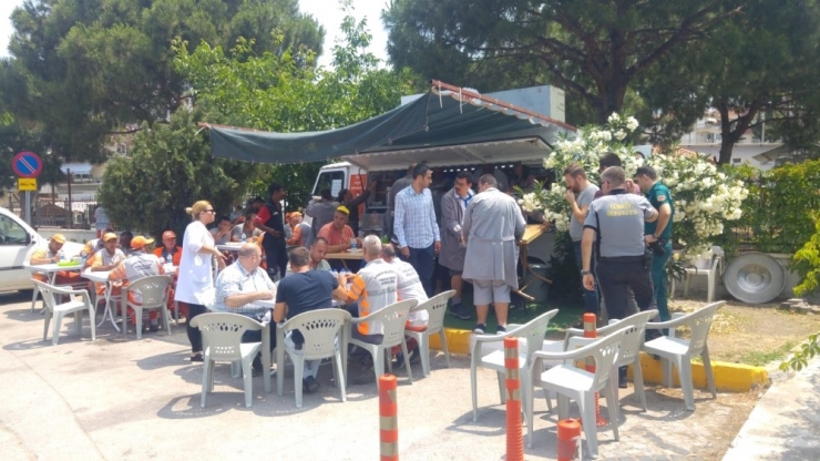 Engellilerden Temizlik İşleri Ekiplerine Yemek Hayrı