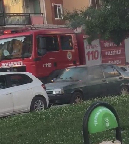 Park Halindeki Araçta Çıkan Yangın Korkuttu