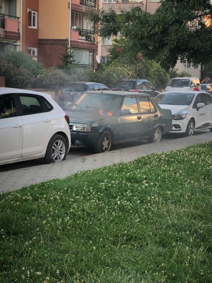 Park Halindeki Araçta Çıkan Yangın Korkuttu