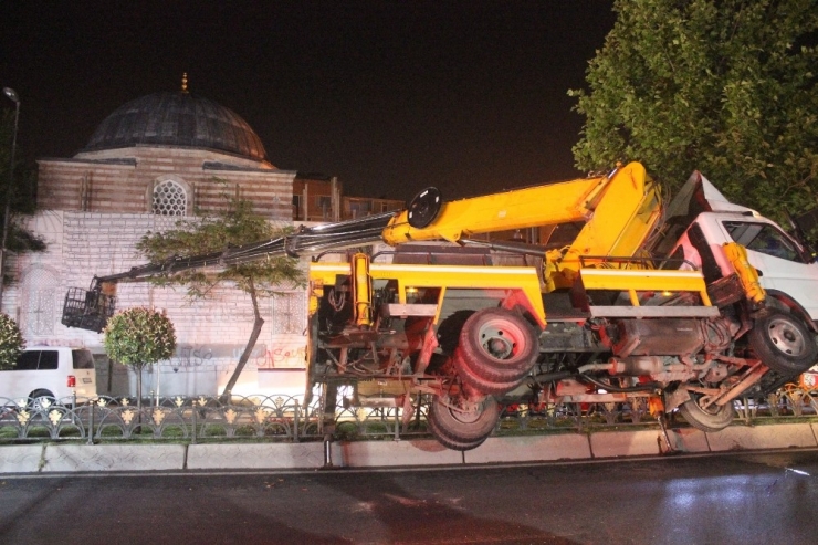 Fatih’te Bayrak Asan Vinç Askıda Kaldı