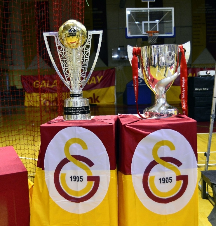 Galatasaray’ın Kupaları Divanda Sergilendi