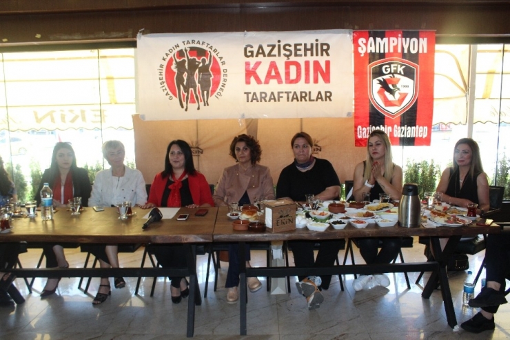 Şampiyon Takımın Kadın Taraftarları Kahvaltıda Buluştu