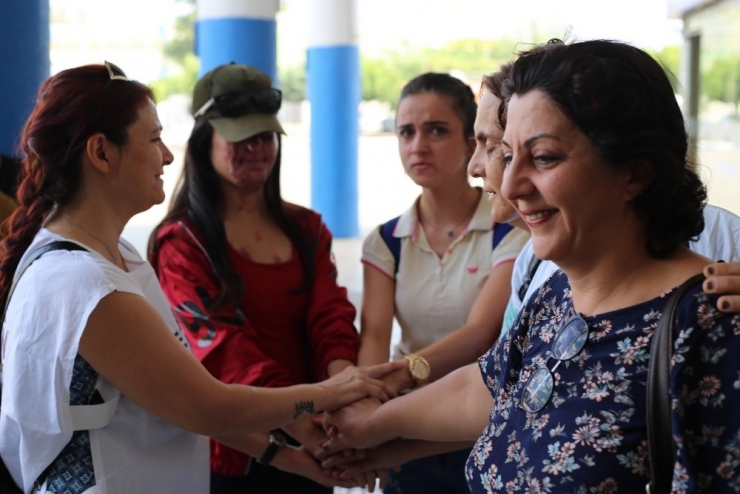 Yeni Yüzü İçin Gözyaşları İçinde Yola Çıktı