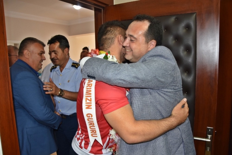 Avrupa Şampiyonu Güreşçiye Mehterli Karşılama