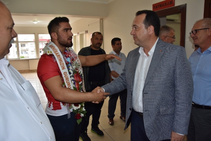 Avrupa Şampiyonu Güreşçiye Mehterli Karşılama