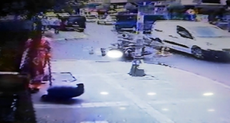 Avcılar’da Motosikletteki Kasksız Gençlerin Ölümden Döndüğü Anlar Kamerada