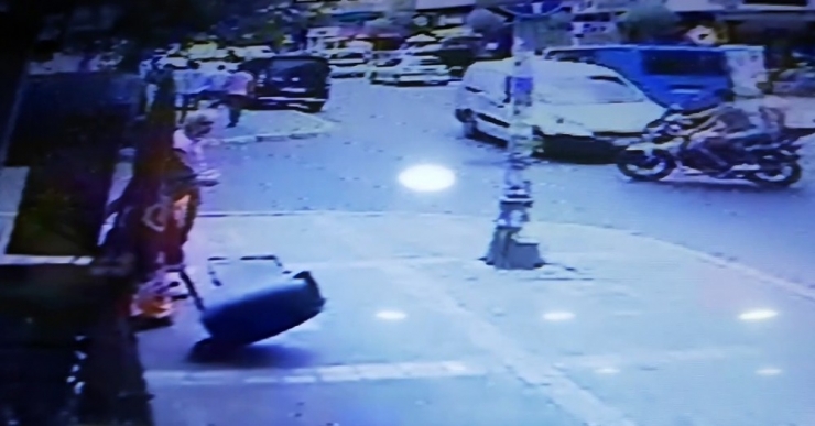 Avcılar’da Motosikletteki Kasksız Gençlerin Ölümden Döndüğü Anlar Kamerada