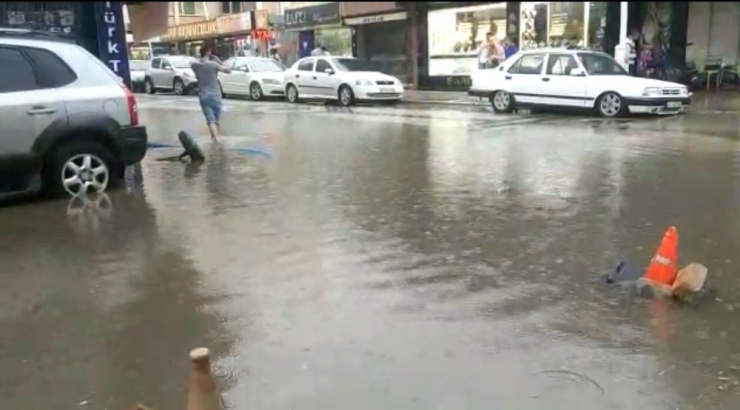 İzmir’in O İlçesini Sağanak Vurdu