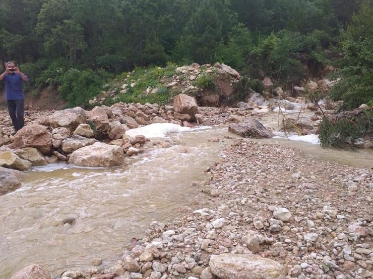 Sağanak Yağış Köy Yolunun Ulaşıma Kapattı