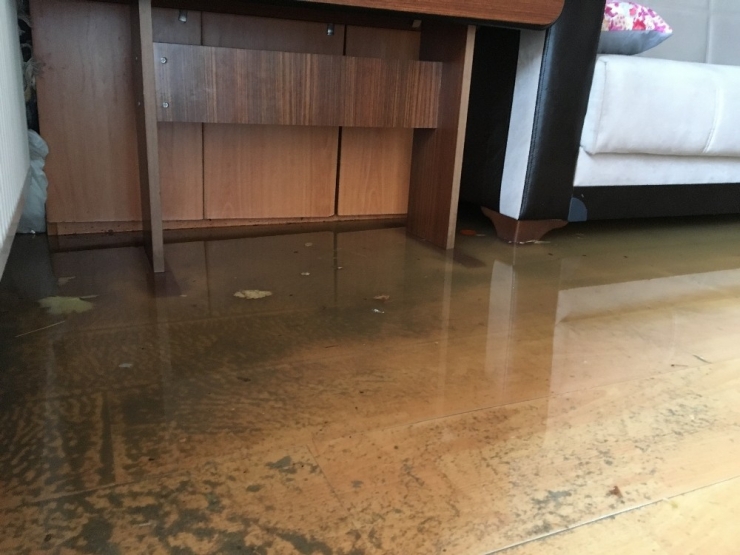 Kartal’da Su Basan Evde Yaşlı Kadın Mahsur Kaldı