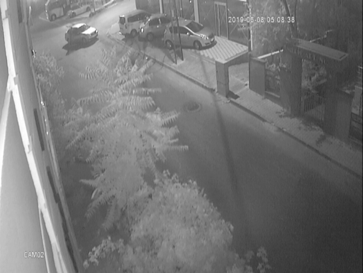 Hırsızların Aracı Geri Geri İterek Çaldığı Anlar Kamerada