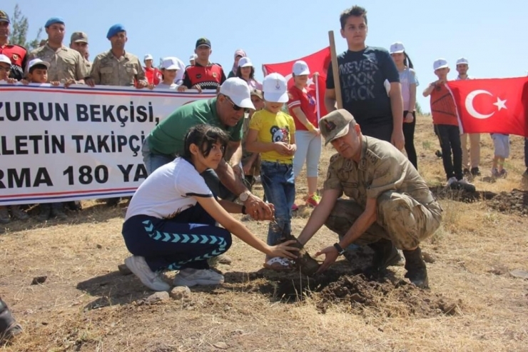 Jandarma Çocuklarla Fidanları Toprakla Buluşturdu