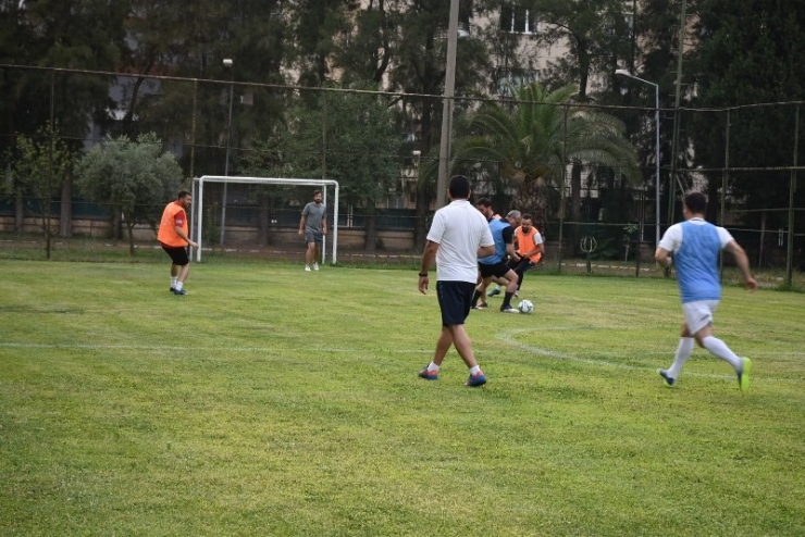 Manisalı Gazeteciler İle Kurum Müdürleri Yeşil Sahada Karşılaştı