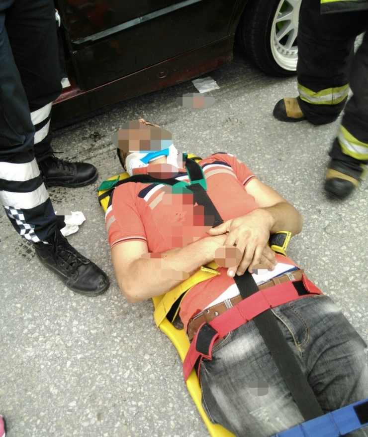 Sürücü Sıkıştığı Yerden Yaralı Olarak Çıkarıldı