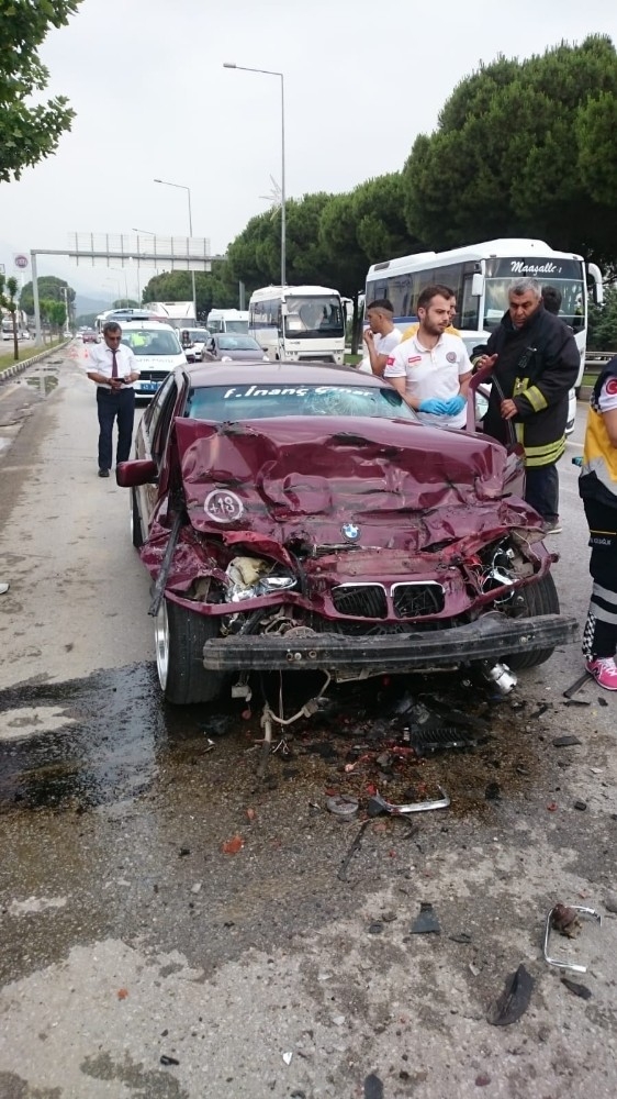 Sürücü Sıkıştığı Yerden Yaralı Olarak Çıkarıldı