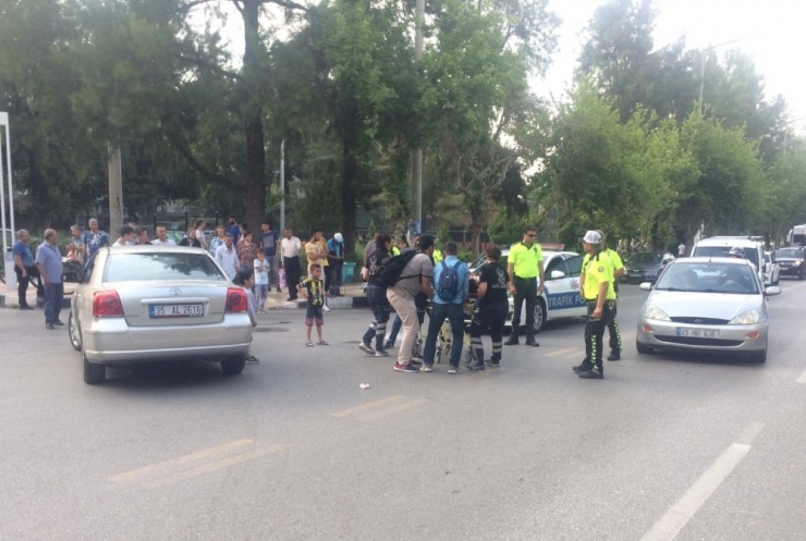 Otomobil İle Motosiklet Çarpıştı: 1 Yaralı