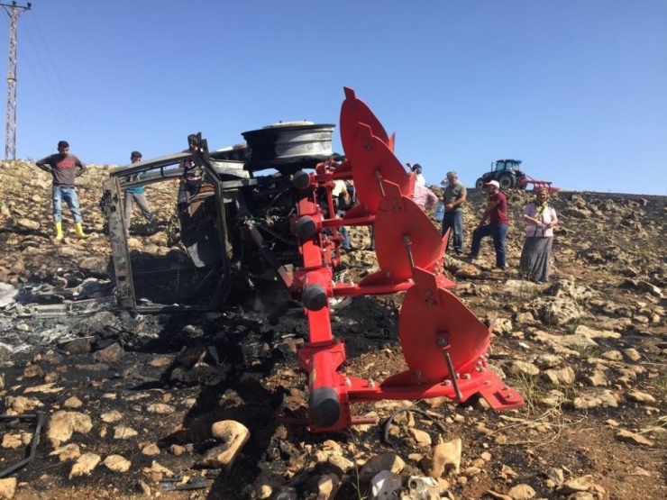 Anız Yangınlarını Söndürmek İsteyen 3 Traktör Küle Döndü