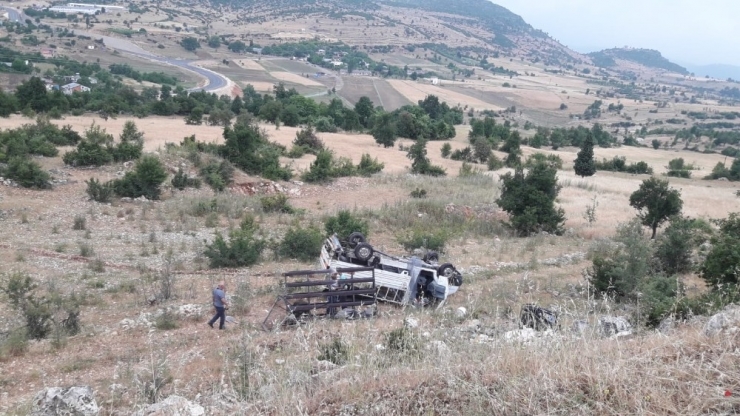 Minibüs Şarampole Uçtu: 2 Yaralı