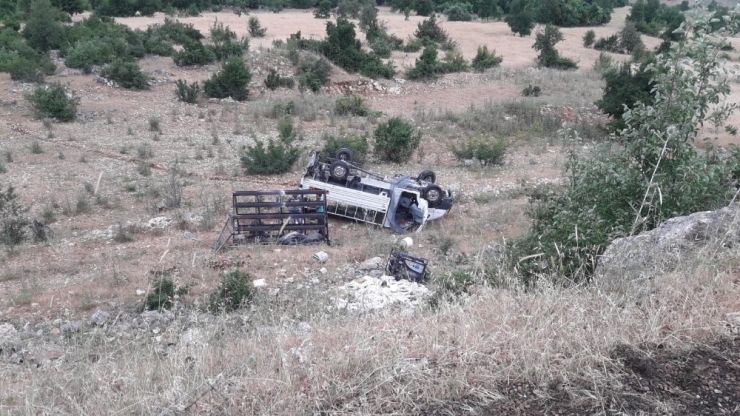 Minibüs Şarampole Uçtu: 2 Yaralı