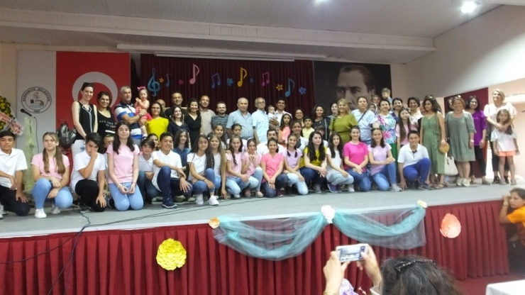 Burhaniye’de Öğretmenler Enstrüman Çaldı Öğrenciler Türkü Söyledi