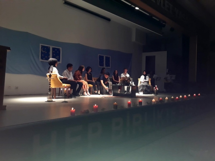 Pazaryeri’nde Öğrencilerden Bir Yaz Akşamı Şiir Dinletisi