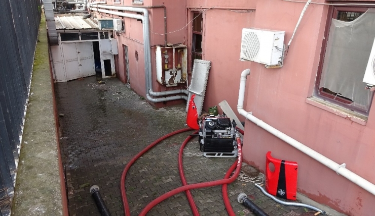 Pendik’te Hastanenin Bodrumunu Su Bastı