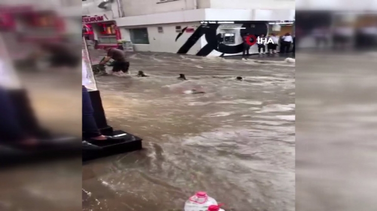 Pendik’de Yoğun Yağış Nedeniyle Yolları Su Bastı