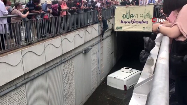 Pendik’te Su Basan Alt Geçitte Mahsur Kalan Vatandaş Böyle Kurtarıldı
