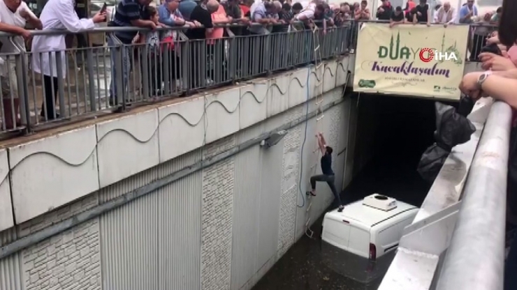 Pendik’te Su Basan Alt Geçitte Mahsur Kalan Vatandaş Böyle Kurtarıldı