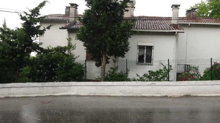 Pendik’te Anaokulunu Su Bastı, 3 Öğretmen Mahsur Kaldı