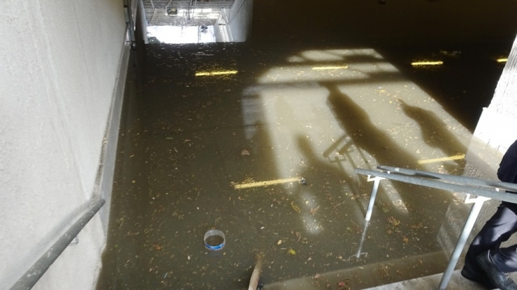 Pendik’te Yaya Alt Geçidinde Su Baskını