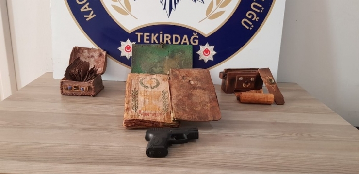 Polis Alıcı Kılığına Girdi, 1400’lü Yıllara Ait Tevrat Ve Tasvir Ele Geçirildi