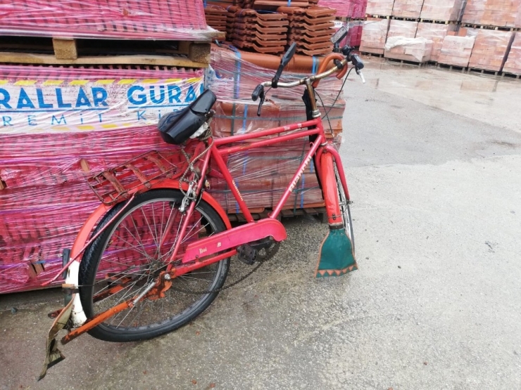 Otomobilin Bisikletliye Çarpma Anı Kamerada