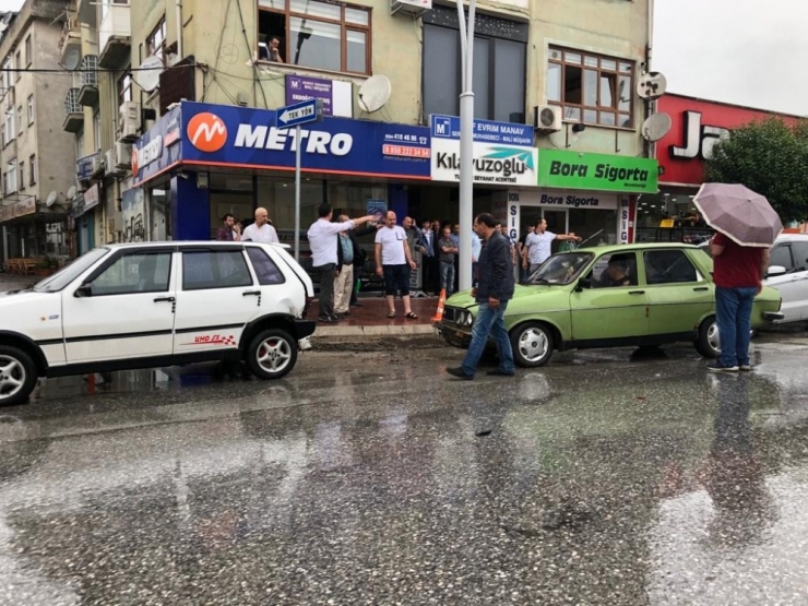 Seyir Halinde Fenalaşan Sürücü Park Halindeki Araçlara Çarparak Durabildi