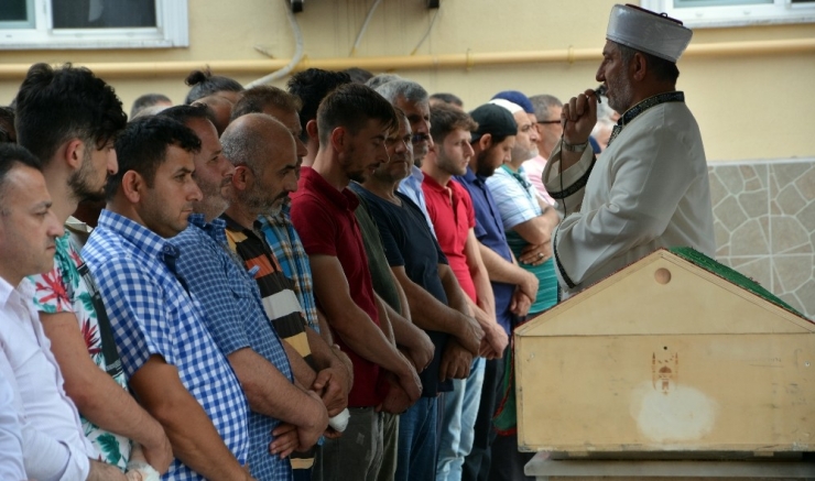 4. Kattan Havalandırma Boşluğuna Düşen Genç Kız Defnedildi