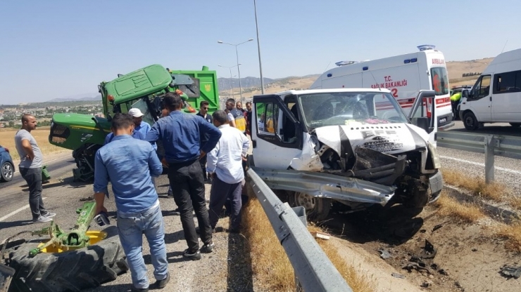 Siirt’te Traktör İle Minibüs Çarpıştı: 6 Yaralı
