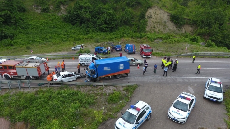 Sinop’ta Kargo Kamyonu İle Otomobil Kafa Kafaya Çarpıştı: 2 Ölü, 1 Yaralı