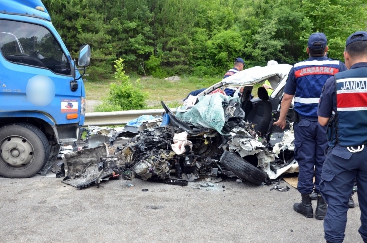 Sinop’ta Kargo Kamyonu İle Otomobil Kafa Kafaya Çarpıştı: 2 Ölü, 1 Yaralı