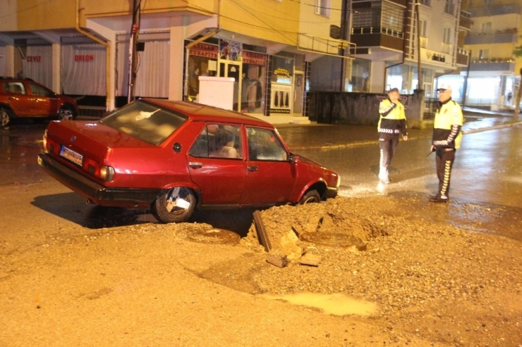 Yol Çöktü, Sürücü Çukura Düştü