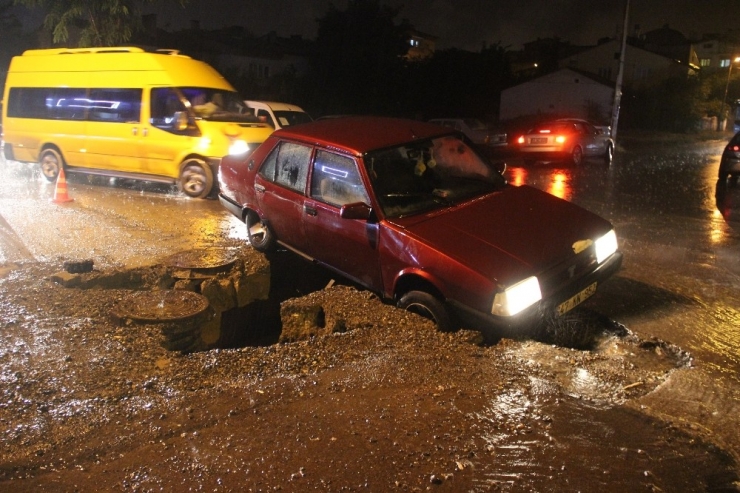 Yol Çöktü, Sürücü Çukura Düştü