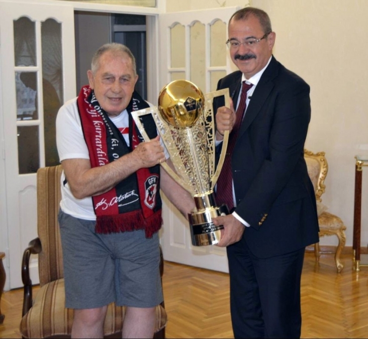 Gazişehir Gaziantep’ten Efsane Kaptana Kupa Sürprizi