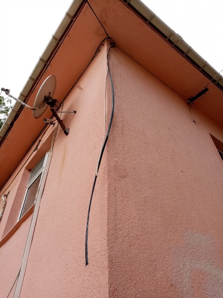 Sağlık Merkezinin Telefon Kablolarını Kestiler