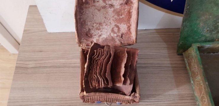 Polis Alıcı Kılığına Girdi, 1400’lü Yıllara Ait Tevrat Ve Tasvir Ele Geçirildi