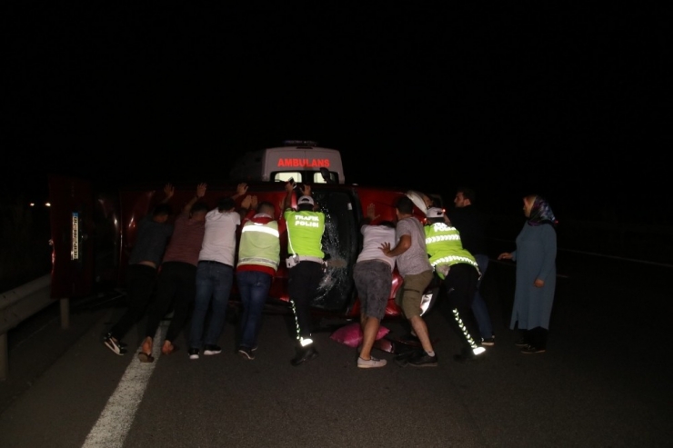 Tem’de Araç Takla Attı, 4 Kişi Yaralandı