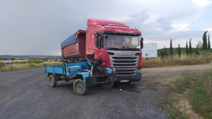 Tırla Çarpışan Tarım Aracındaki Yaşlı Çift Yaralandı