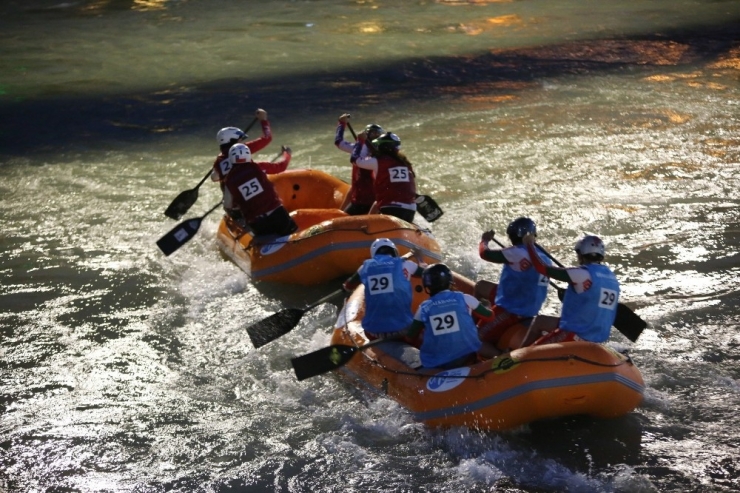 Rafting Dünya Şampiyonası’nda Gece Yarışları Yapıldı
