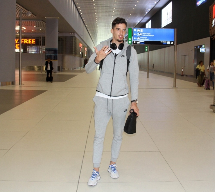 Ümit Milli Futbol Takımı’nın Kalecisi Altay Bayındır, Kosova’da Yaşanan Gerginliği Anlattı