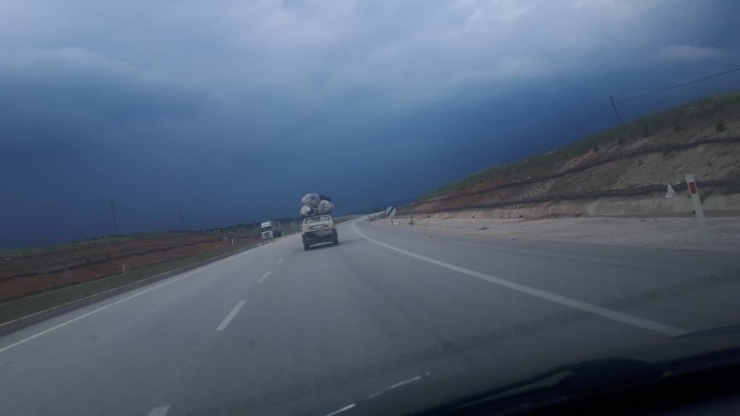 Uşak-kütahya Karayolunda Tehlike Saçan Araç